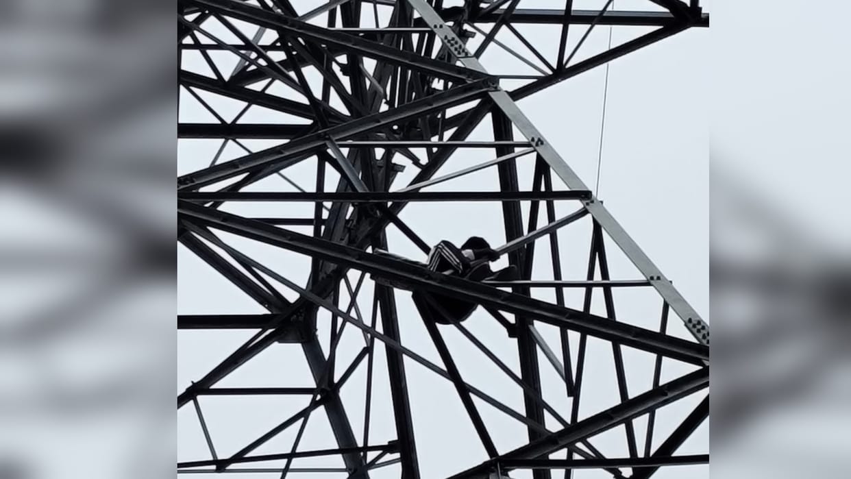 Prayagraj: Coaching center owner climbed a tower to marry his girlfriend; came down after three hours.