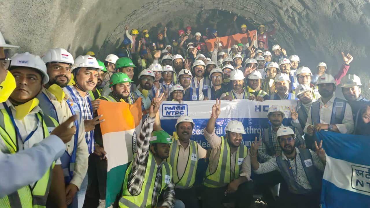 टनल का सफल ब्रेकथ्रू