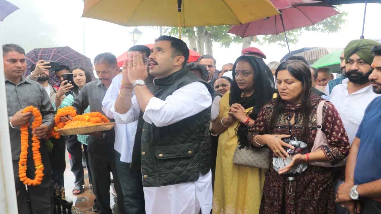 विक्रमादित्य सिंह ने  वीरभद्र सिंह की पांचवीं पुण्यतिथि पर दी श्रद्धांजलि।