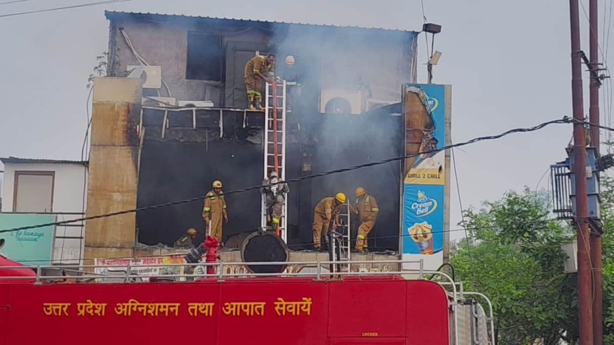 Massive fire breaks out at restaurant in Azamgarh due to short circuit