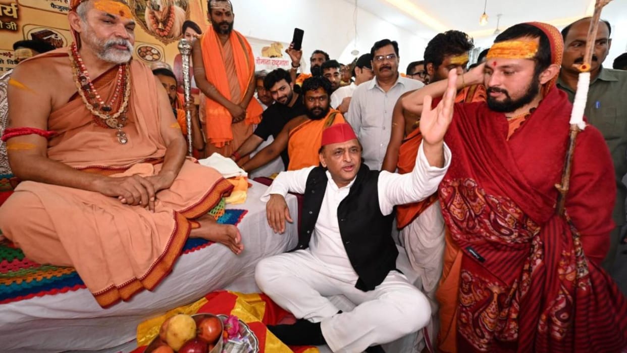 SP President Akhilesh Yadav met Shankaracharya Avimukteshwaranand.