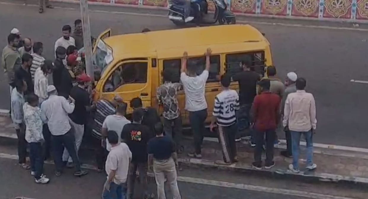 bhopal school van hit electric pole near kohefiza flyover six children safe woman staff injured