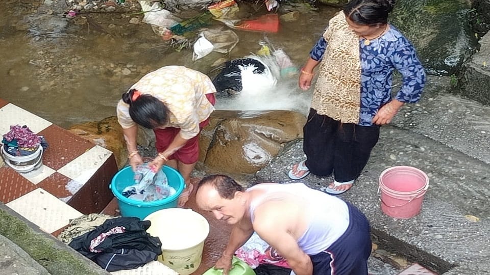 Drinking water crisis due to broken pipe in Jakhera