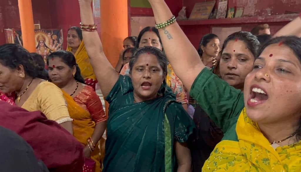 विरोध में उतरे लोग