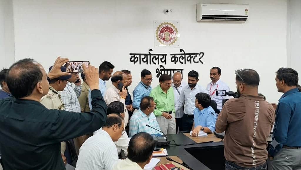 कॉलोनियों से जुड़ी समस्याओं की विशेष जनसुनवाई में पहुंचे लोग