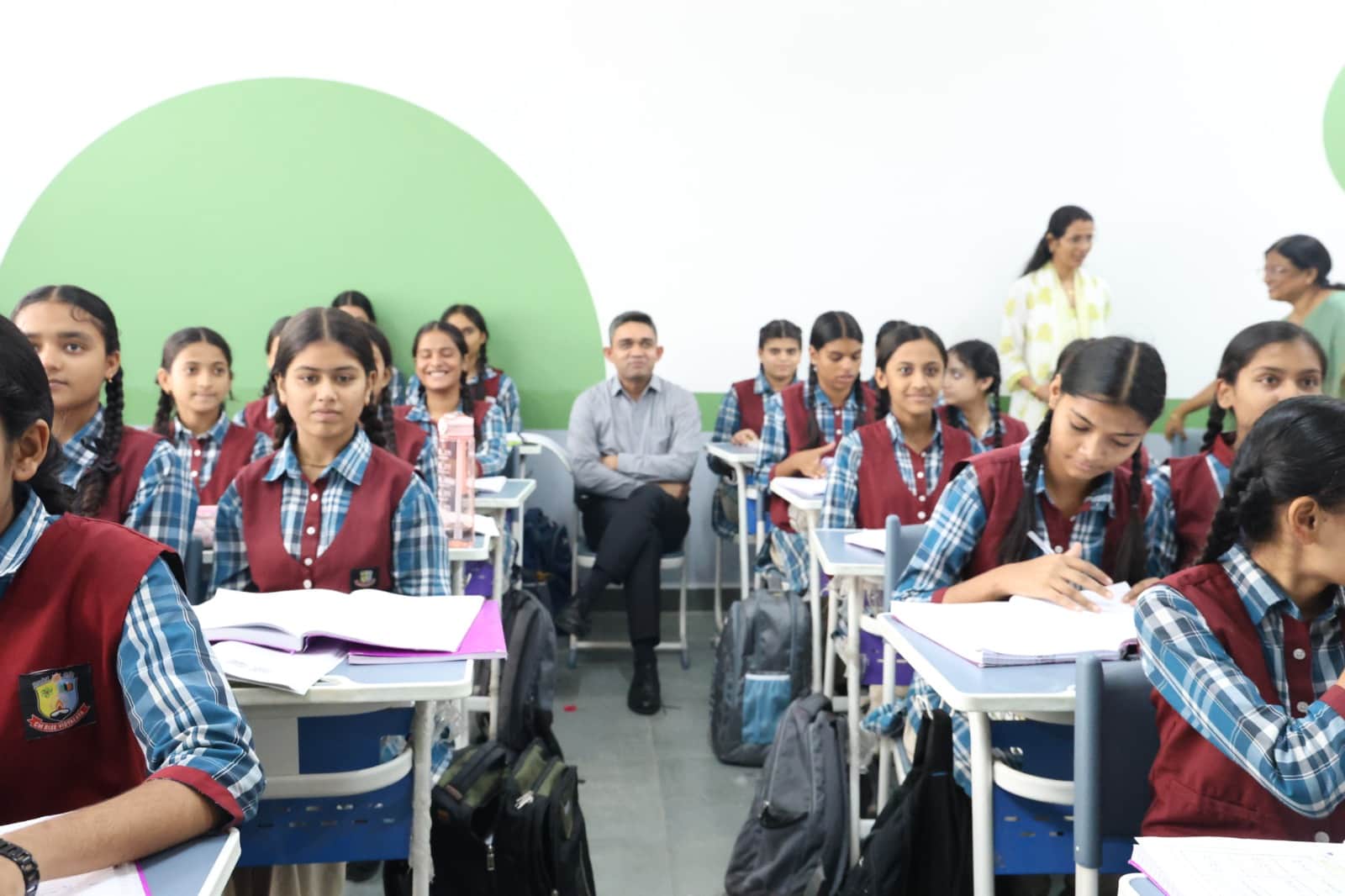 विद्यार्थियों के बीच पहुंचे भोपाल कलेक्टर प्रियंक मिश्रा