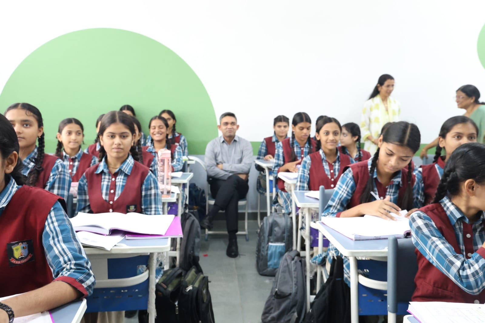 विद्यार्थियों के बीच पहुंचे भोपाल कलेक्टर प्रियंक मिश्रा
