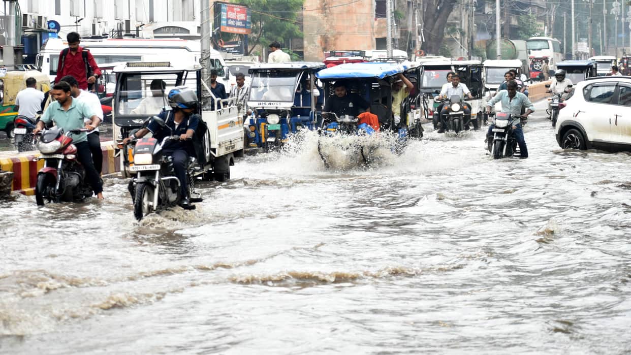 Prayagraj News: Heavy rain washes away Municipal Corporation's preparations; drain water enters Jafri Colony.