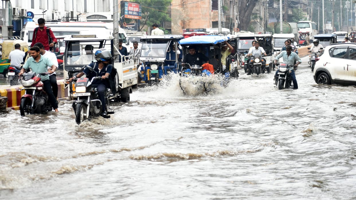 Prayagraj News: Heavy rain washes away Municipal Corporation's preparations; drain water enters Jafri Colony.