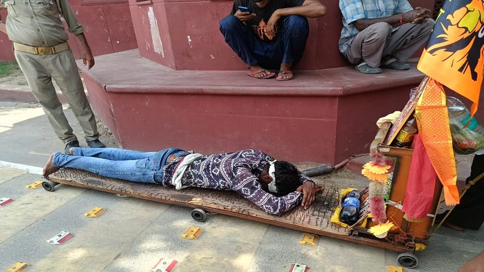 Bareilly Devotee Reaches Vrindavan After 27-Day Nail-Bed Prostration Journey to Meet Premanand Maharaj