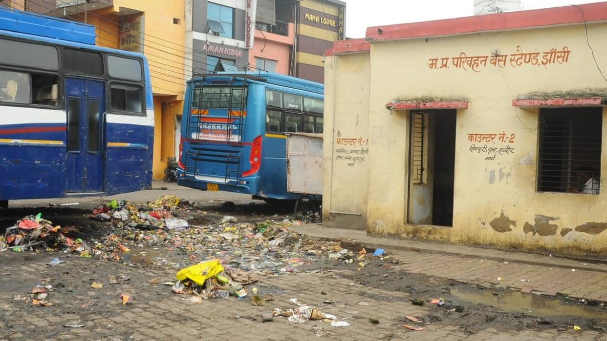 Jhansi: Passenger waiting room at the bus stand locked up and filth scattered nearby