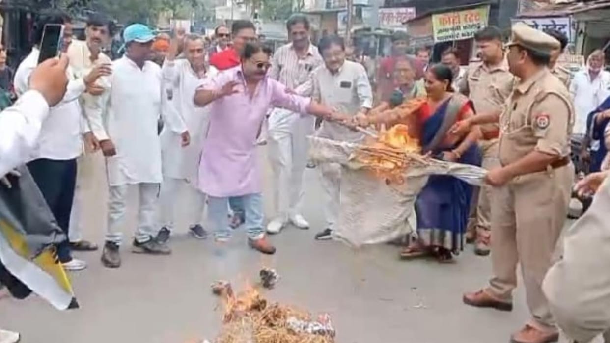 Jhansi: Mass effigy burning over the demand for a Bundelkhand state; scuffle with the police.