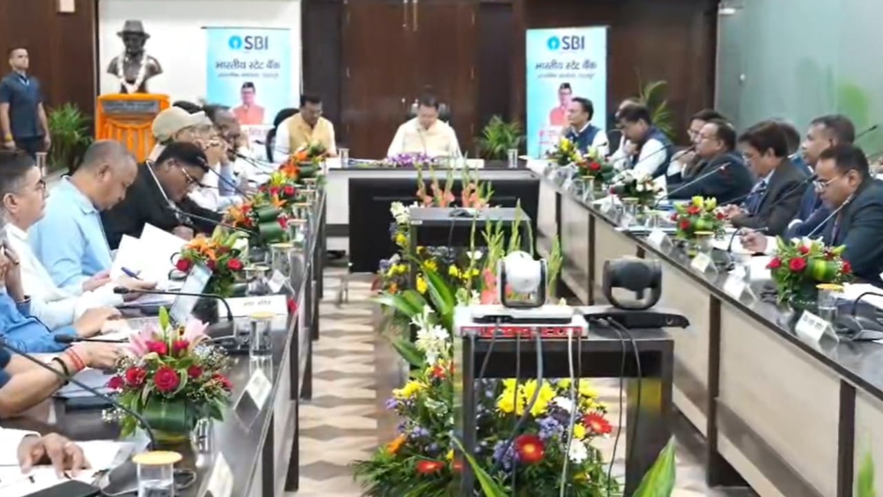 बैठक करते सीएम धामी