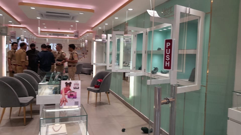Agra Diamond Store Heist: Thieves Break Locks Flee with Jewelry Worth Lakhs Caught on CCTV