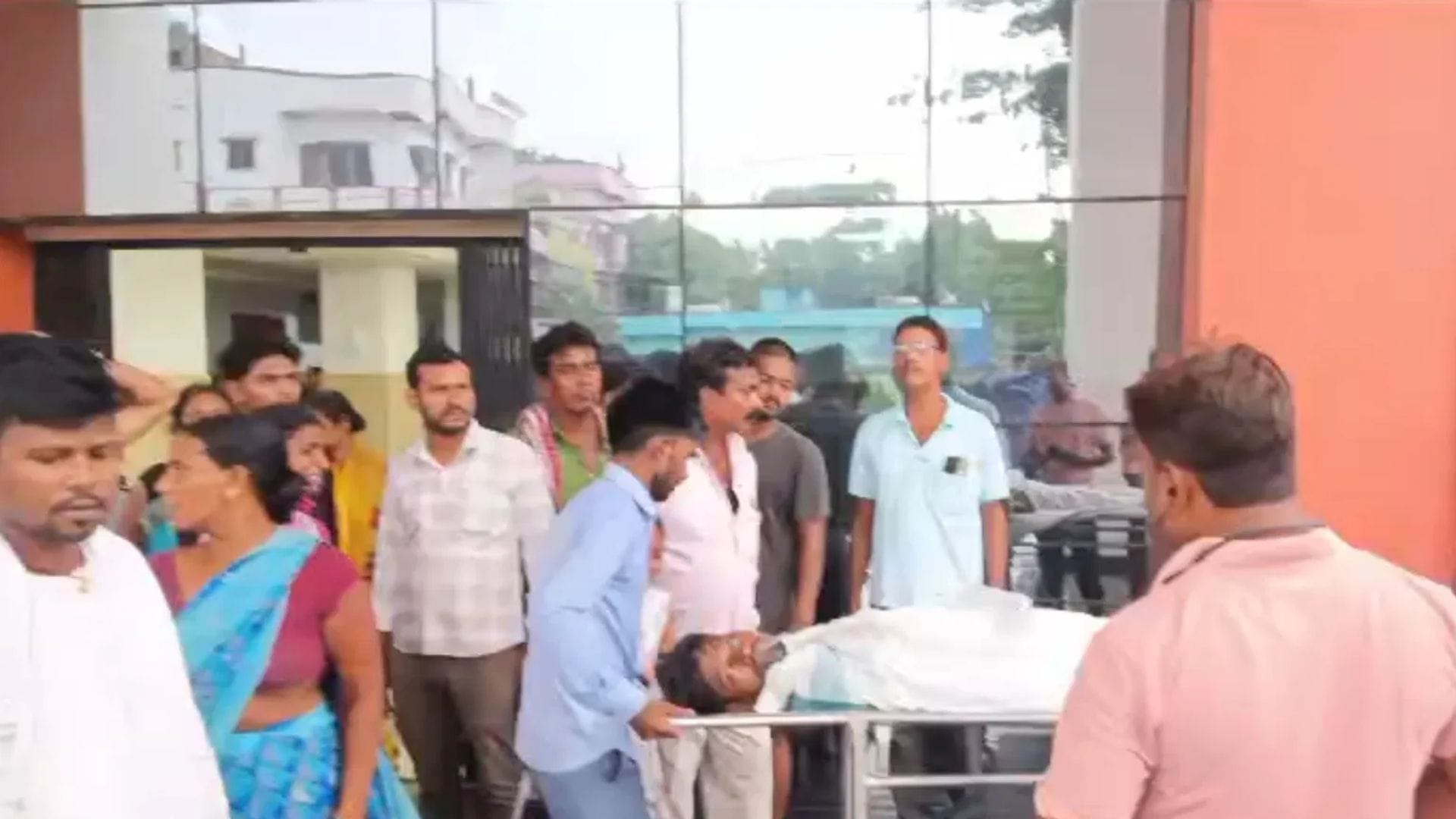 घायल युवक को अस्पताल ले जाते परिजन