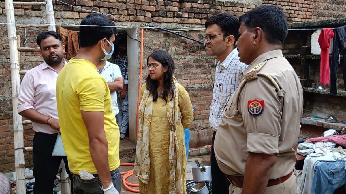 Jhansi: रहस्यमयी आग से खौफ, एक ही व्यक्ति के दो घरों में 50 से अधिक बार हो चुकी घटना, जांच में जुटी फॉरेंसिक