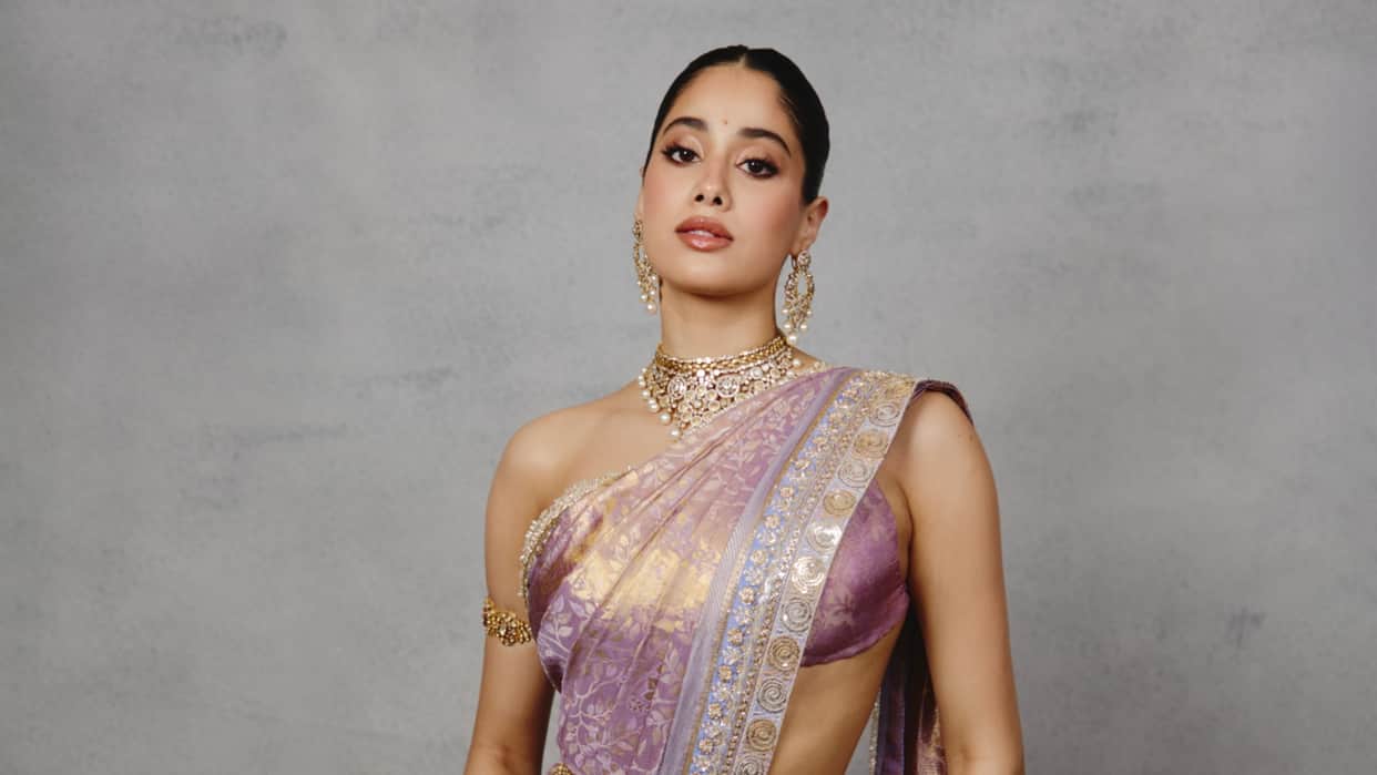 Janhvi Kapoor Writes Shikhar Pahariyas Name In Mehendi Ceremony At Anshula Kapoors Wedding Reception