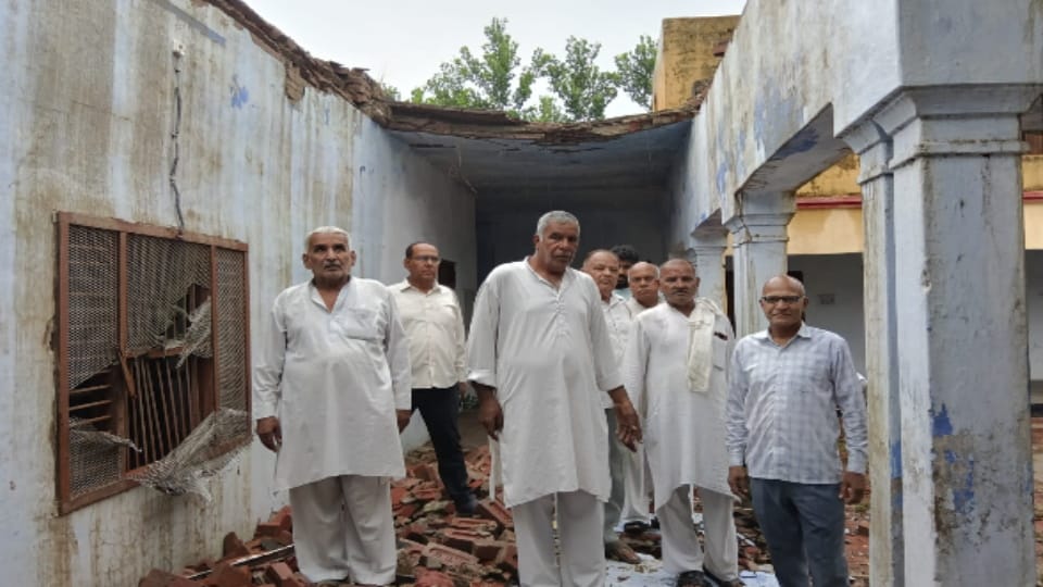 Meerut: रोहटा में बारिश से जर्जर स्कूल भवन ढहा, बड़ा हादसा टला, ग्रामीणों ने उठाई कार्रवाई की मांग