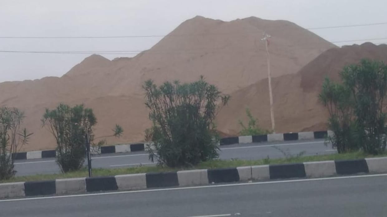 Jhansi: Illegal mounds of sand along the highway