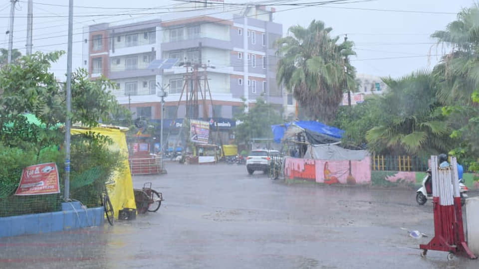 Weather Update: Heavy rain expected in several UP cities today; 'Orange Alert' issued