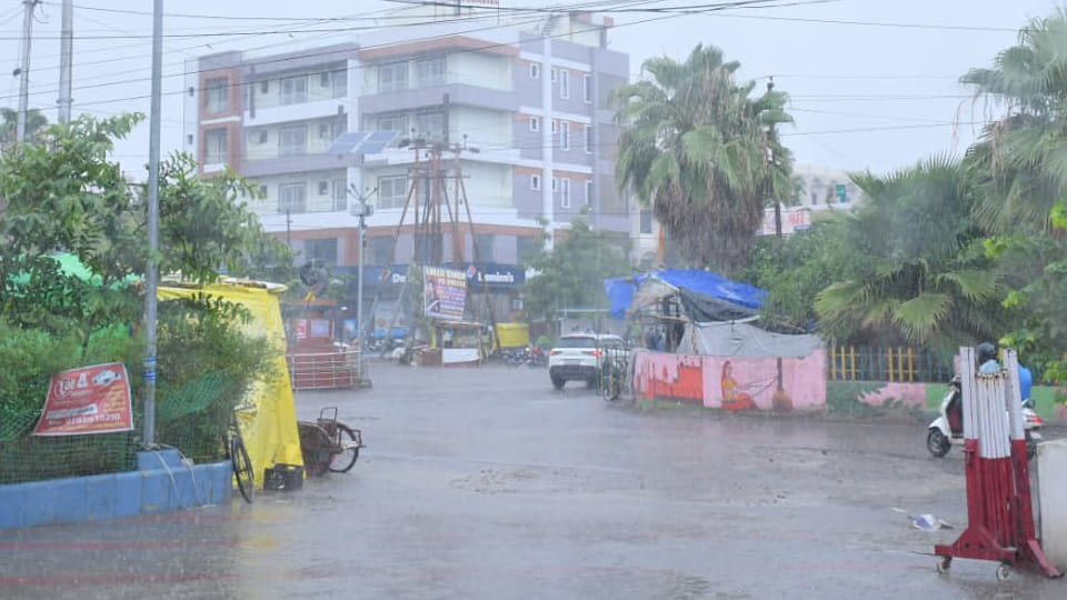 Weather Update: Heavy rain expected in several UP cities today; 'Orange Alert' issued