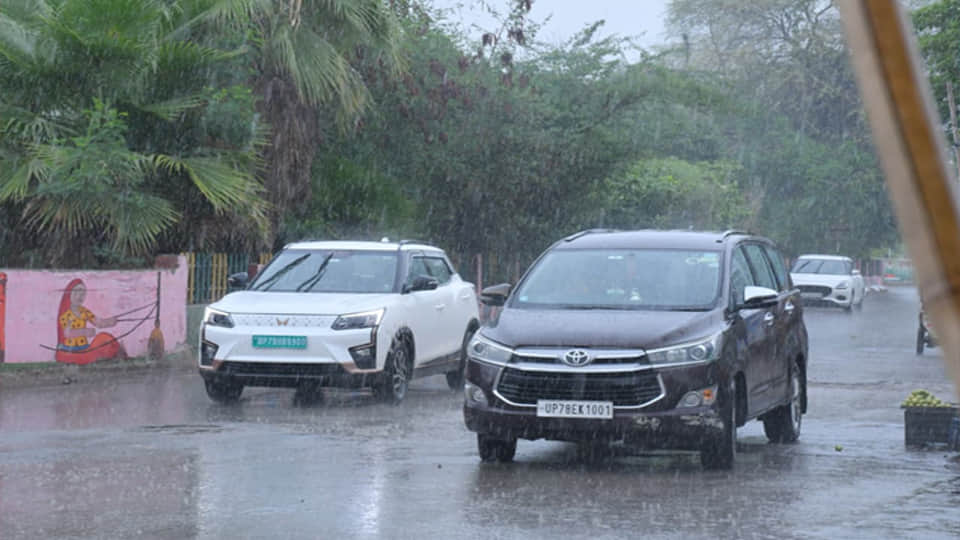 Weather Update: Heavy rain expected in several UP cities today; 'Orange Alert' issued