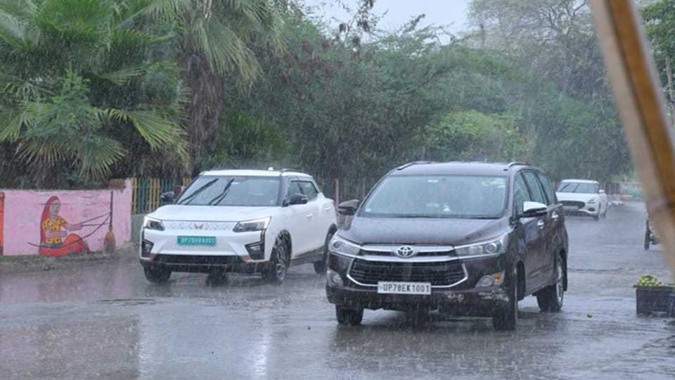 Weather Update: Heavy rain expected in several UP cities today; 'Orange Alert' issued
