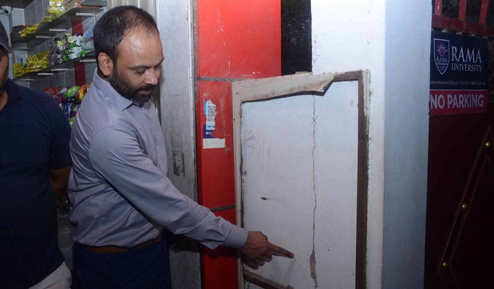 Kanpur Metro Walls shook due to excavation deep cracks appeared in 5 houses UPMRC denied the allegations