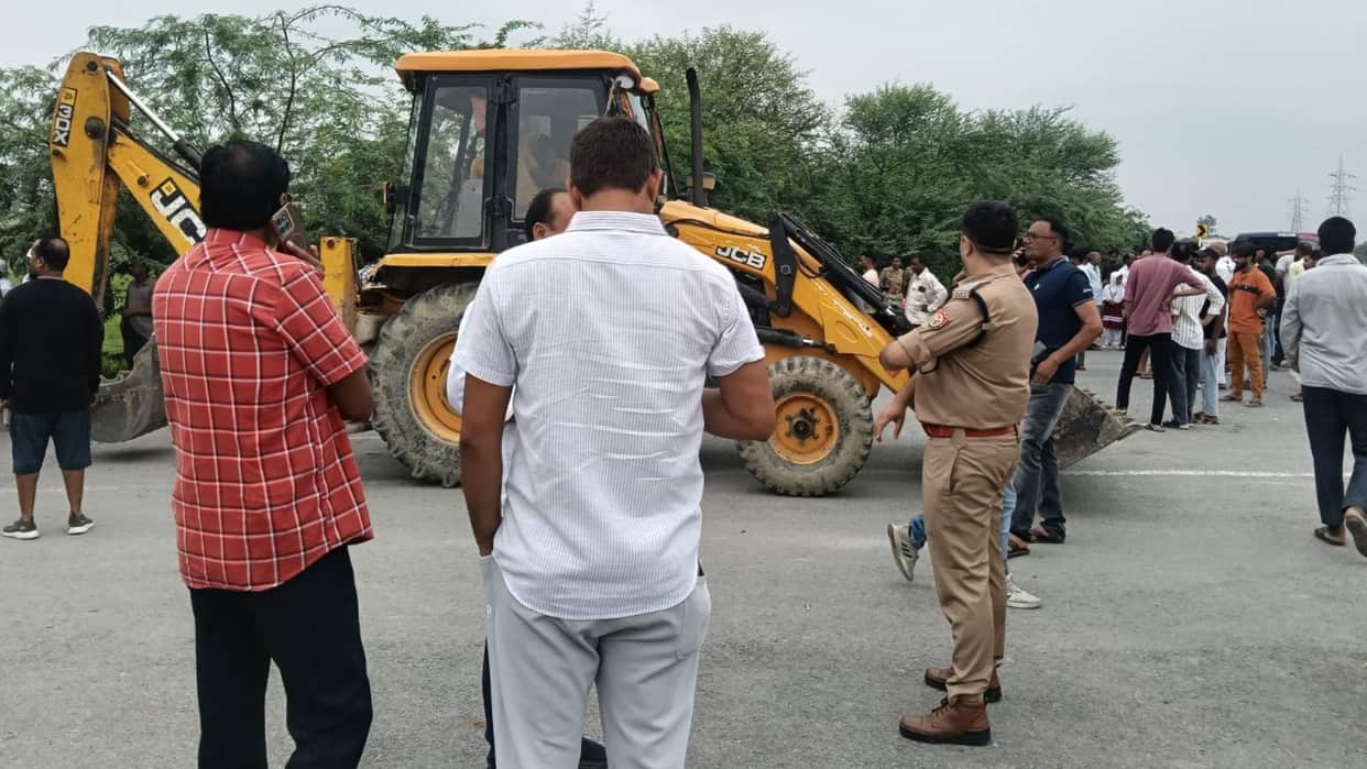 Student died several injured after school bus overturns on Varanasi-Azamgarh Highway