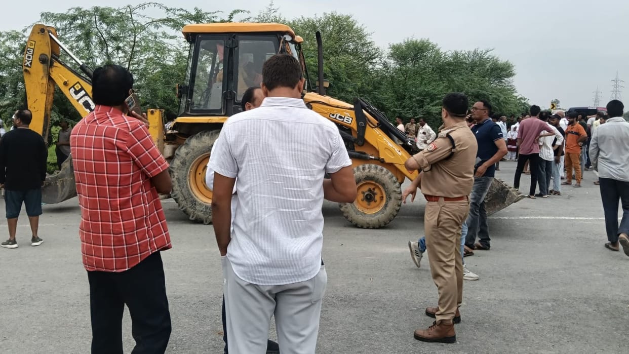 Student died several injured after school bus overturns on Varanasi-Azamgarh Highway