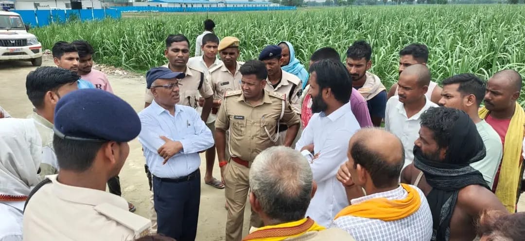 Bihar News: सारण में डंपर की चपेट में आने से युवक की मौत, मुआवजे की मांग को लेकर परिजनों ने किया प्रदर्शन