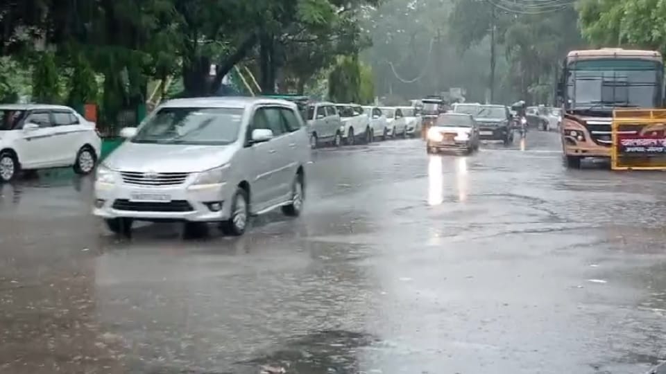 मेरठ में पूरे दिन होती रही बारिश।