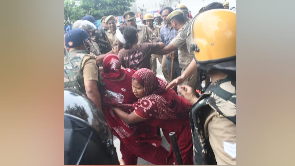 female student murder in Meerut: SSP slaps AIMIM leader followed by lathi-charge