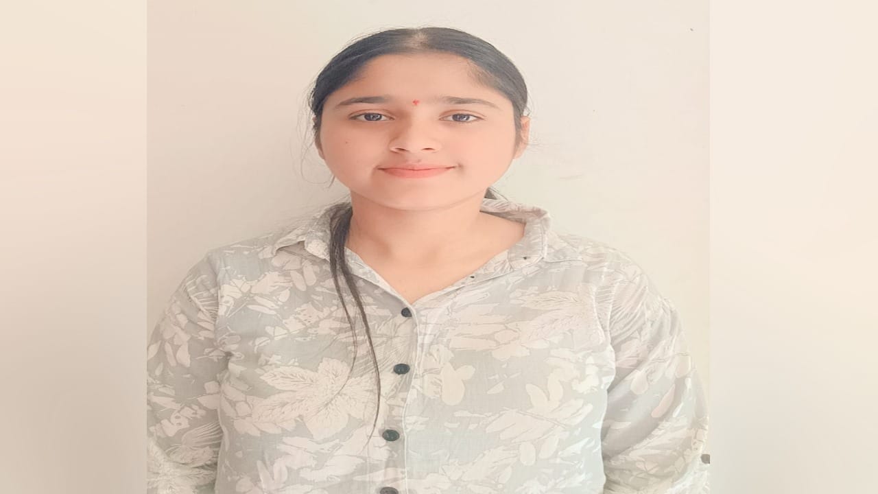 हलवाई की बेटी मुस्कान बनीं हिमाचल की टाॅपर।