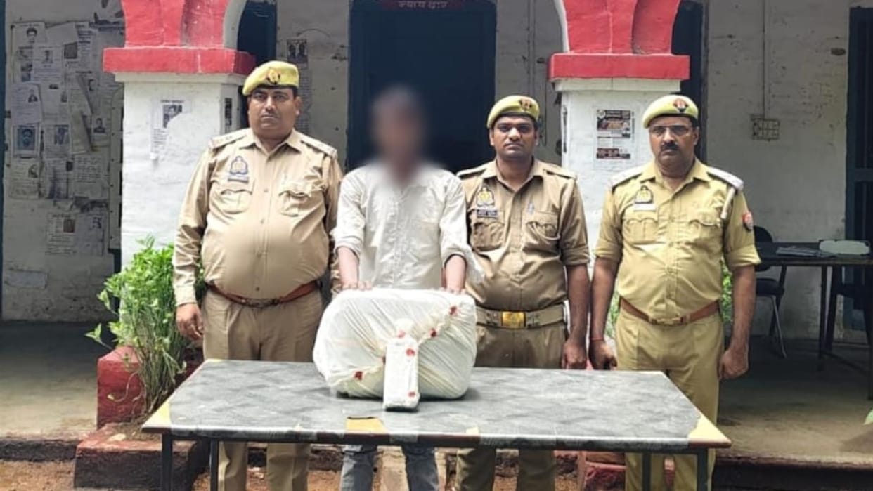 Jhansi: Liquor smuggler caught on the platform; used to buy cheap from Haryana and sell at high prices.