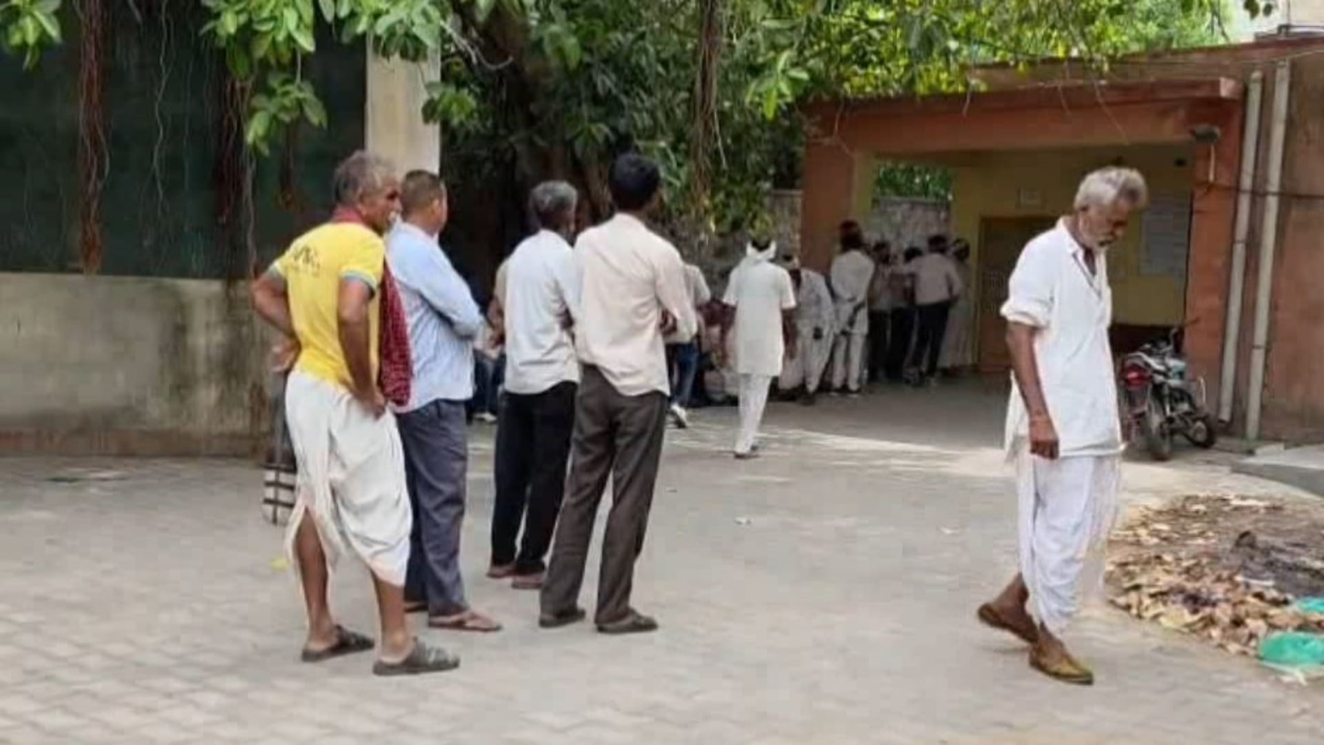 अस्पताल परिसर में मौजूद परिजन