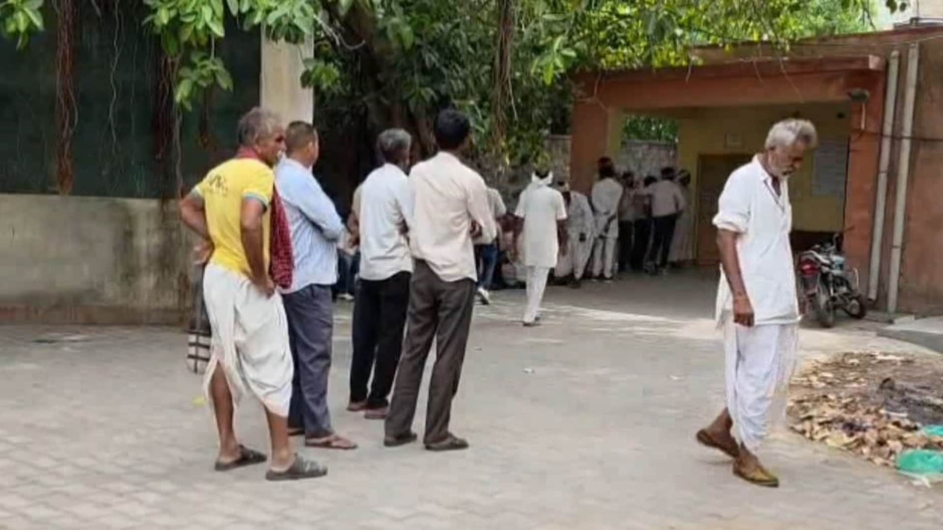 अस्पताल परिसर में मौजूद परिजन