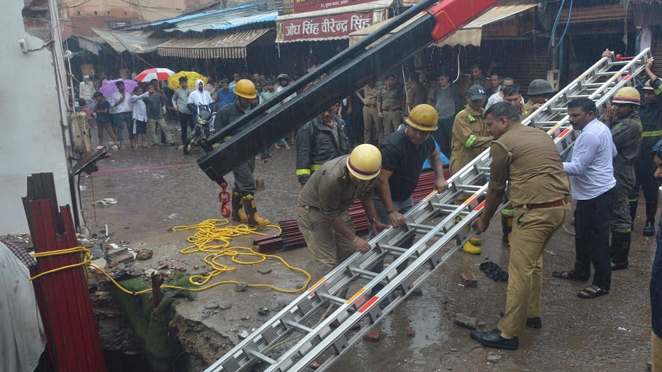 No trace found of woman buried under the debris of collapsed shop in Agra