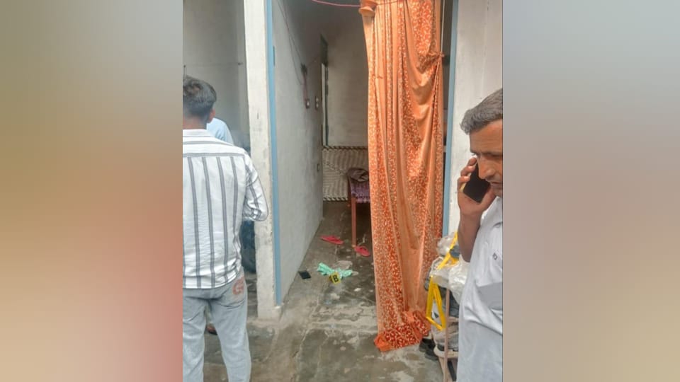 Man wife murders  Had a love marriage 14 years ago IN Saharanpur SEE PHOTOS