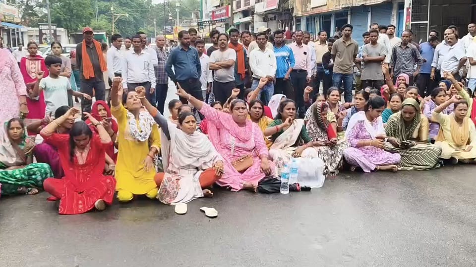 Outrage in Korea over a female student suicide City Kotwali gheraoed demand for arrest of IC Mart operator in