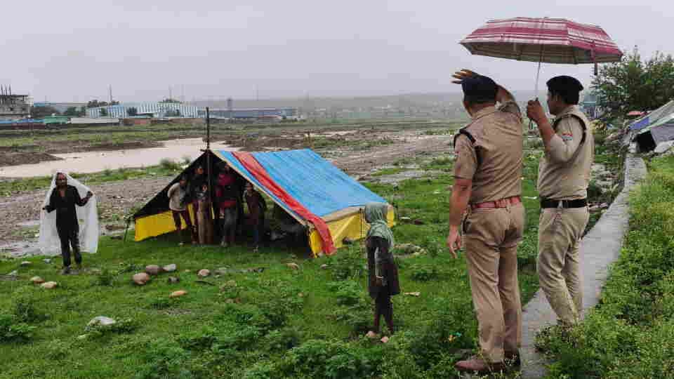 Heavy rain in Dehradun Police used loudspeakers to alert residents living near rivers and drains