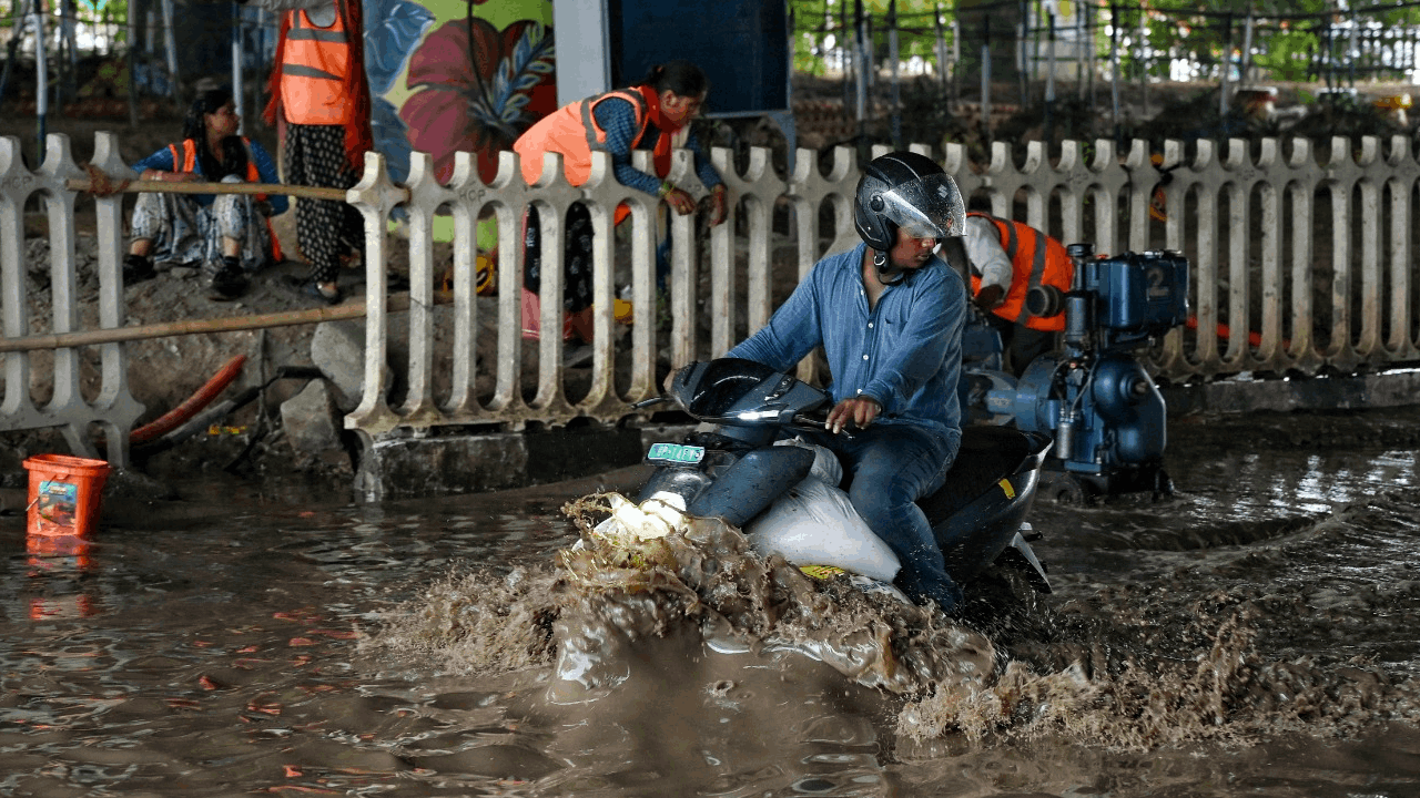 Delhi NCR Rain Weather Forecast today Traffic Jam in Noida Ghaziabad Water Logging Monsoon News photos