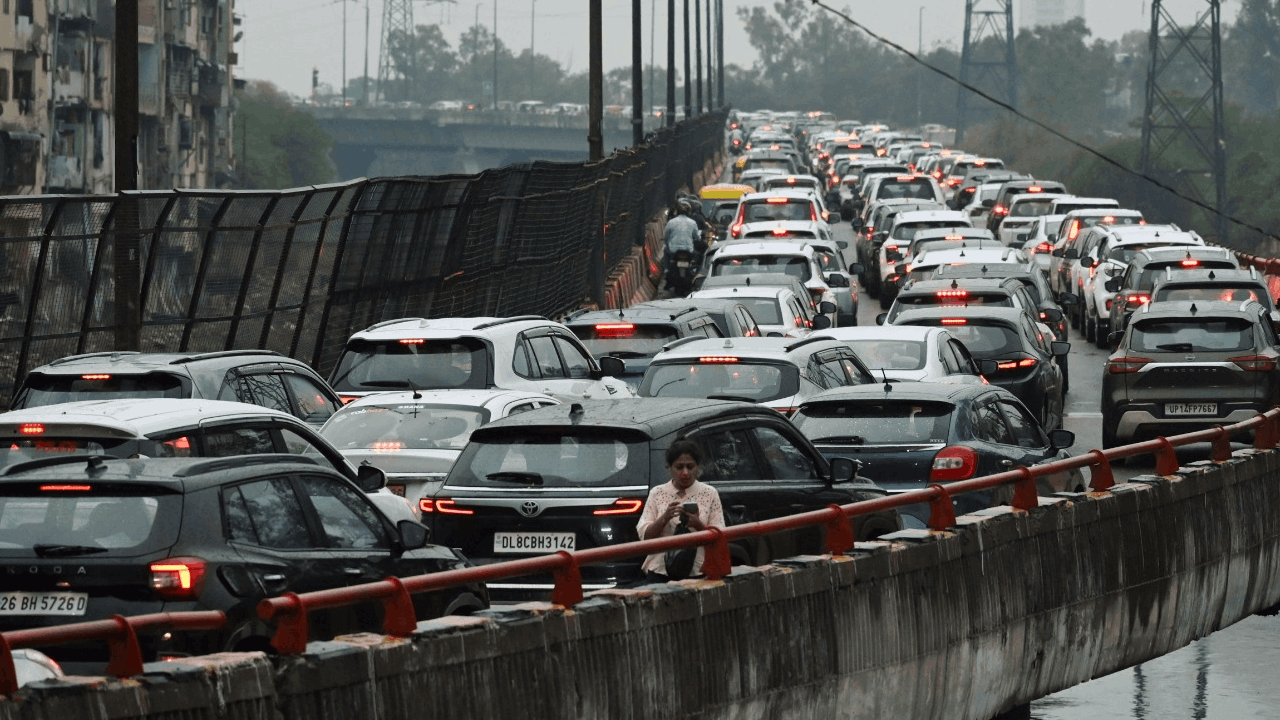 Delhi NCR Rain Weather Forecast today Traffic Jam in Noida Ghaziabad Water Logging Monsoon News photos