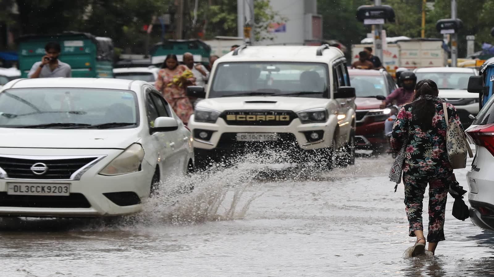 Rain in Delhi NCR Temperature drops by 7 to 8 degrees IMD issues yellow alert