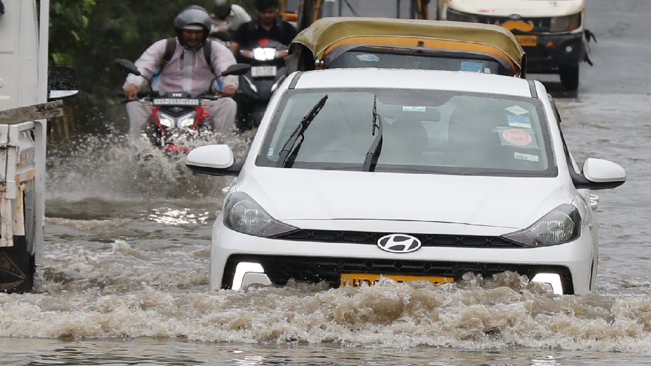 Rain in Delhi NCR Temperature drops by 7 to 8 degrees IMD issues yellow alert