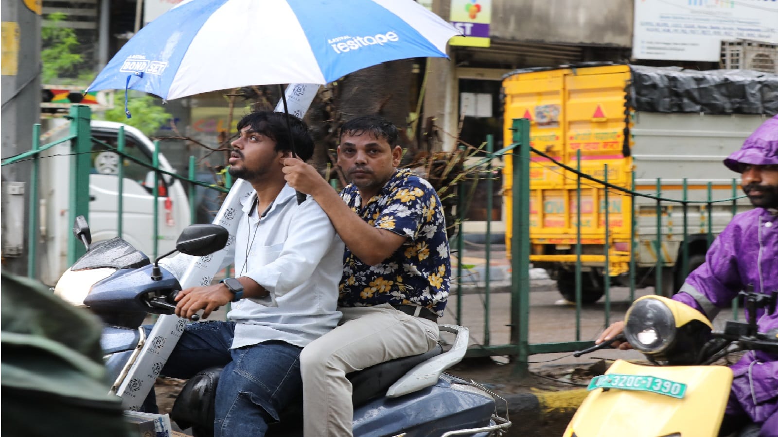 Rain in Delhi NCR Temperature drops by 7 to 8 degrees IMD issues yellow alert