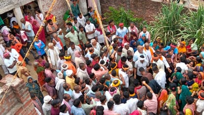 Deenbandhu gone Karnataka search of work lost his life machine fell chaos and grief erupted body