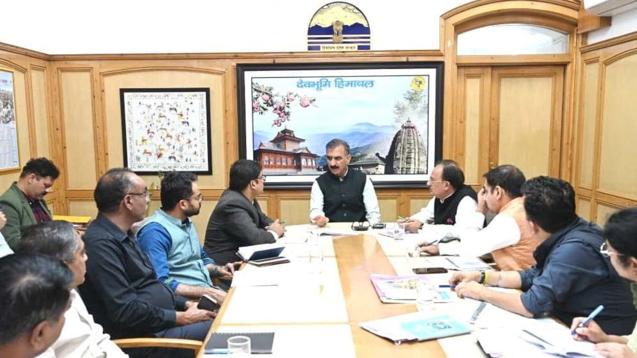 उद्योग विभाग की समीक्षा बैठक में नई औद्योगिक नीति और प्रमुख परियोजनाओं पर चर्चा करते सीएम सुक्खू।