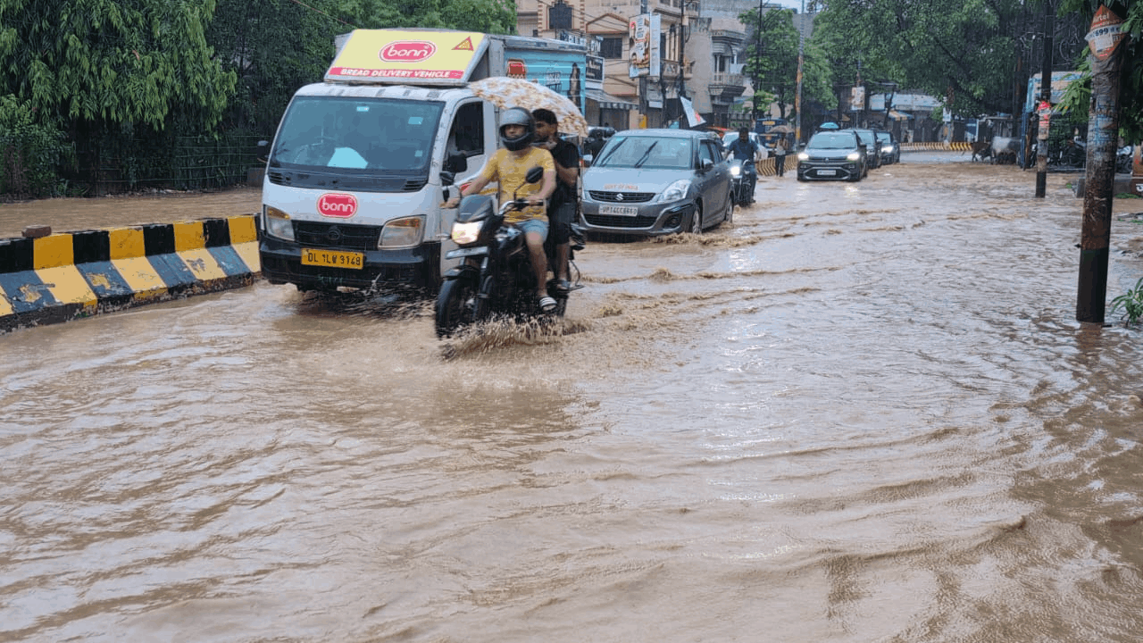 Delhi NCR Rain Weather Forecast today Traffic Jam in Noida Ghaziabad Water Logging Monsoon News photos