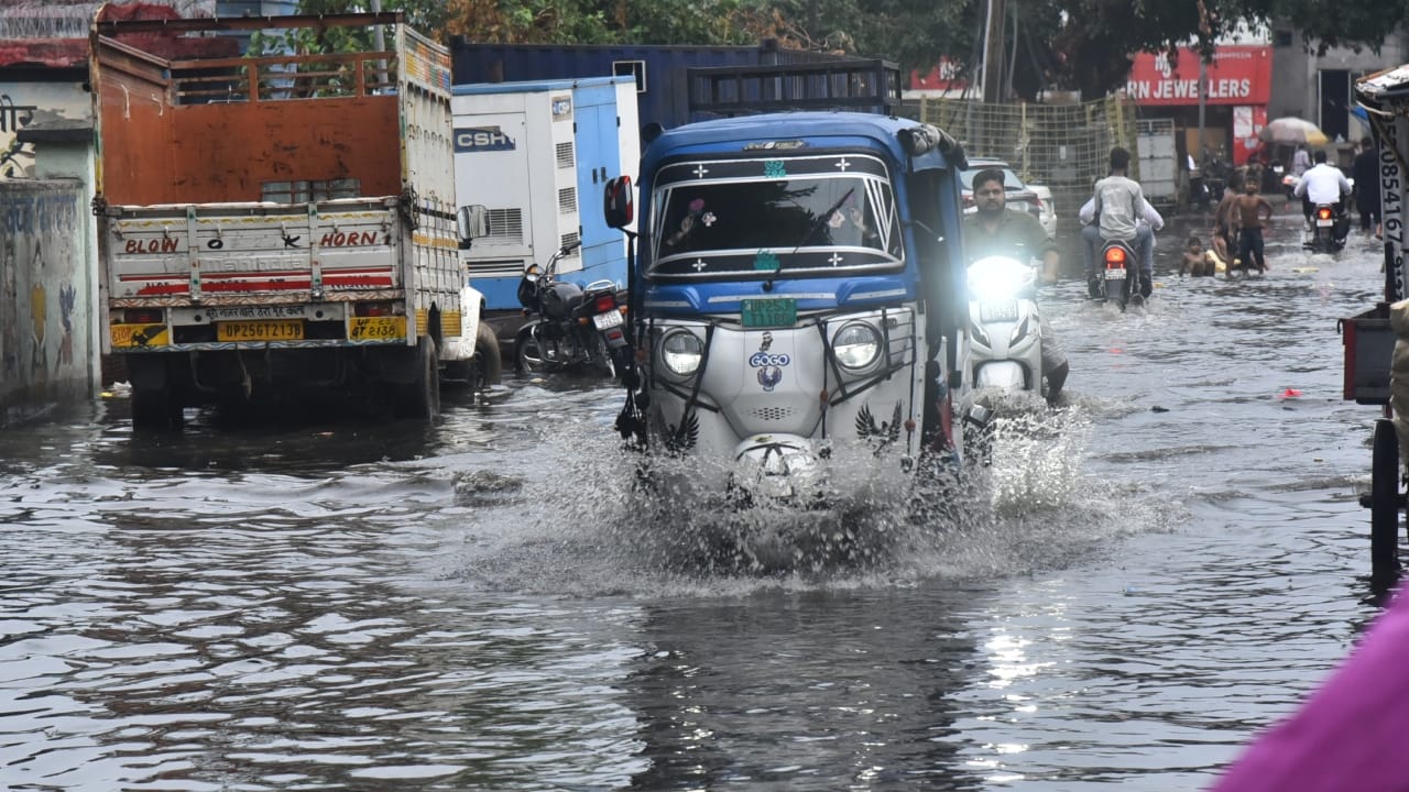 Heavy rain causing waterlogging on Smart City roads in Bareilly